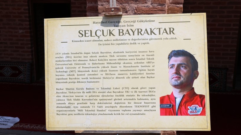 Medresa Sor’da Kürt alimlerinin yanına Selçuk Bayraktar’ın fotoğrafı asıldı, Kürtçeye ise yer verilmedi