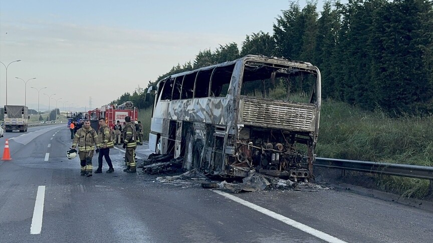 İstanbul’da seyir halindeki tur otobüsü yandı: 43 yolcu tahliye edildi