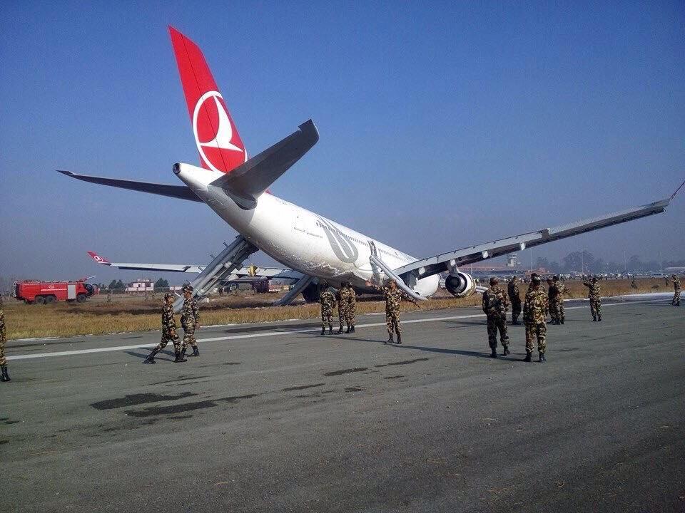 THY uçağı, iniş takımlarındaki duman nedeniyle tahliye edildi