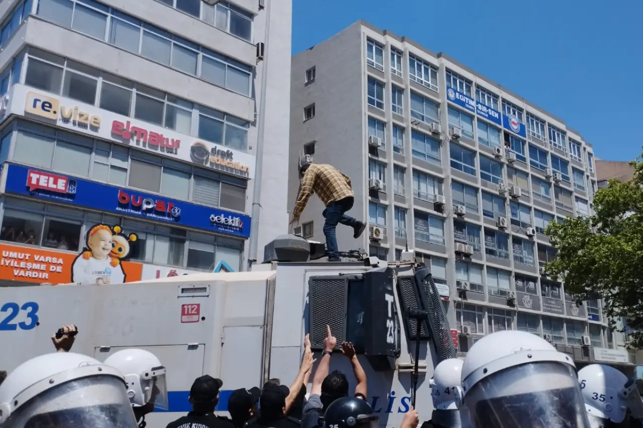 TOMA’nın üstüne çıktığı için tutuklanan yurttaş görevden uzaklaştırıldı