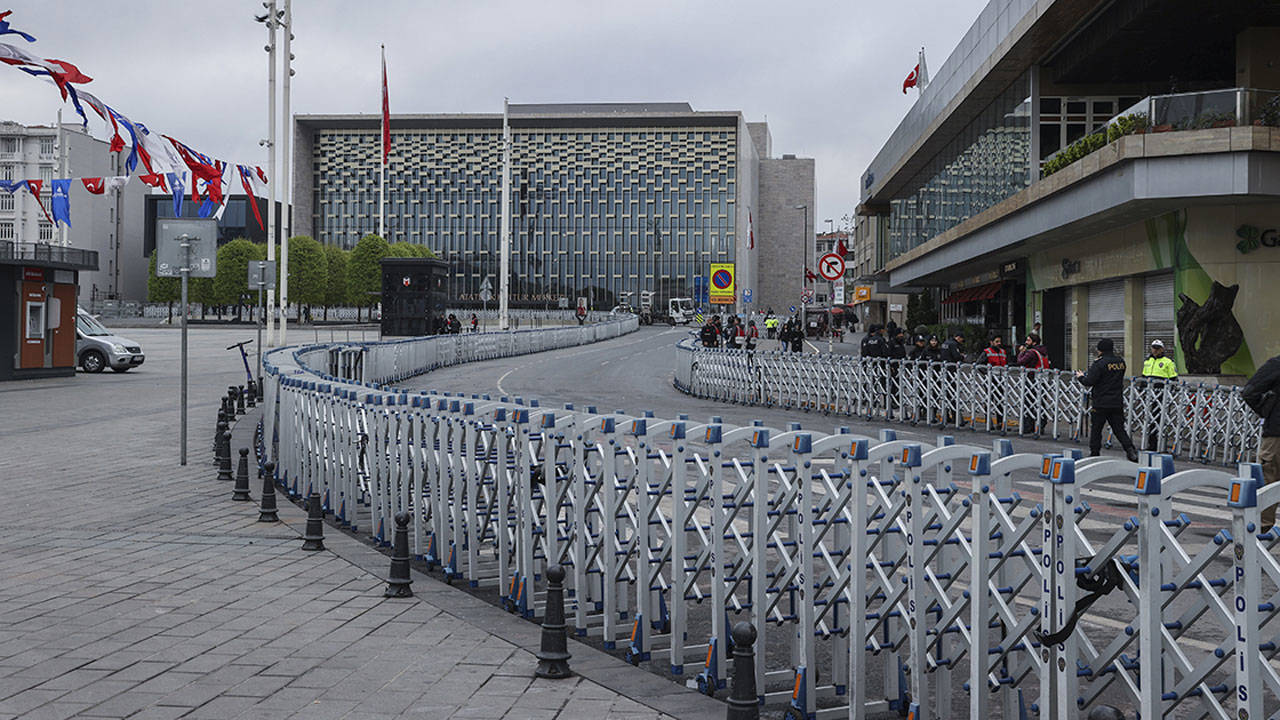 İstanbul’da 1 Mayıs | Taksim’de barikatlar: Çok sayıda yol, güzergah ve iskele kapatıldı