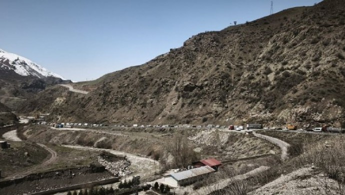 Hakkari-Van yolu 22 gündür kapalı: ‘Bu vergiyi niçin veriyoruz? Vali neden sessiz?’