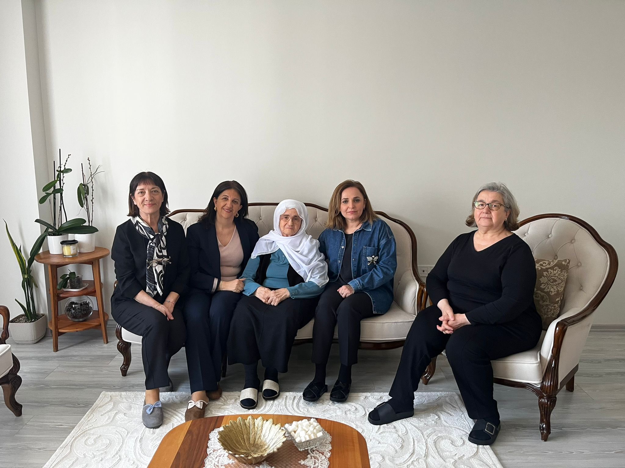 Pervin Buldan, Ayşegül Doğan ve Gülten Kaya, Sırrı Süreyya Önder’in annesini ziyaret etti