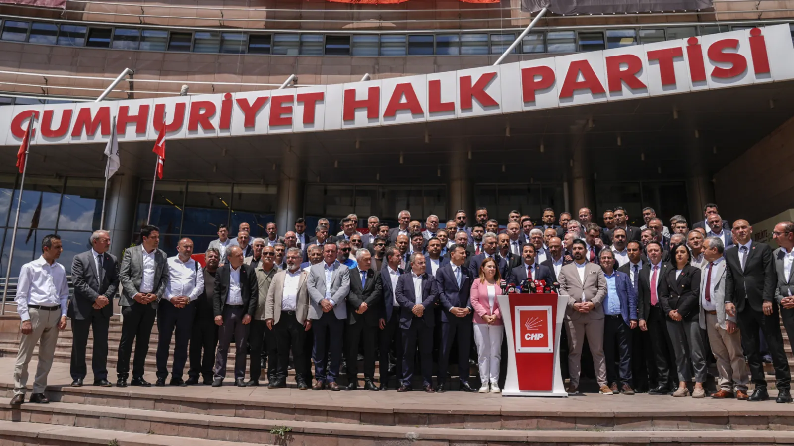 CHP’li delegelerden kurultay talebi: Toplanan imzalar Kılıçdaroğlu yönetimine teslim edildi