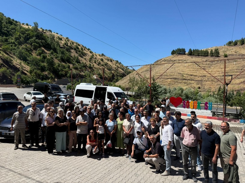 Diyarbakır’da ‘Özgürlük Mitingi’: Binlerce kişi bir araya gelmeye başladı