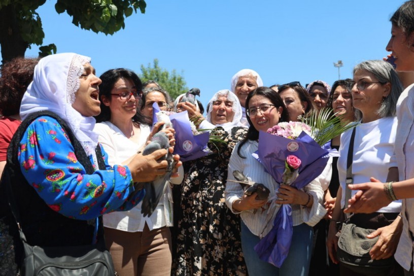 32 yılın ardından tahliye edilen kadınlar zılgıtlarla karşılandı