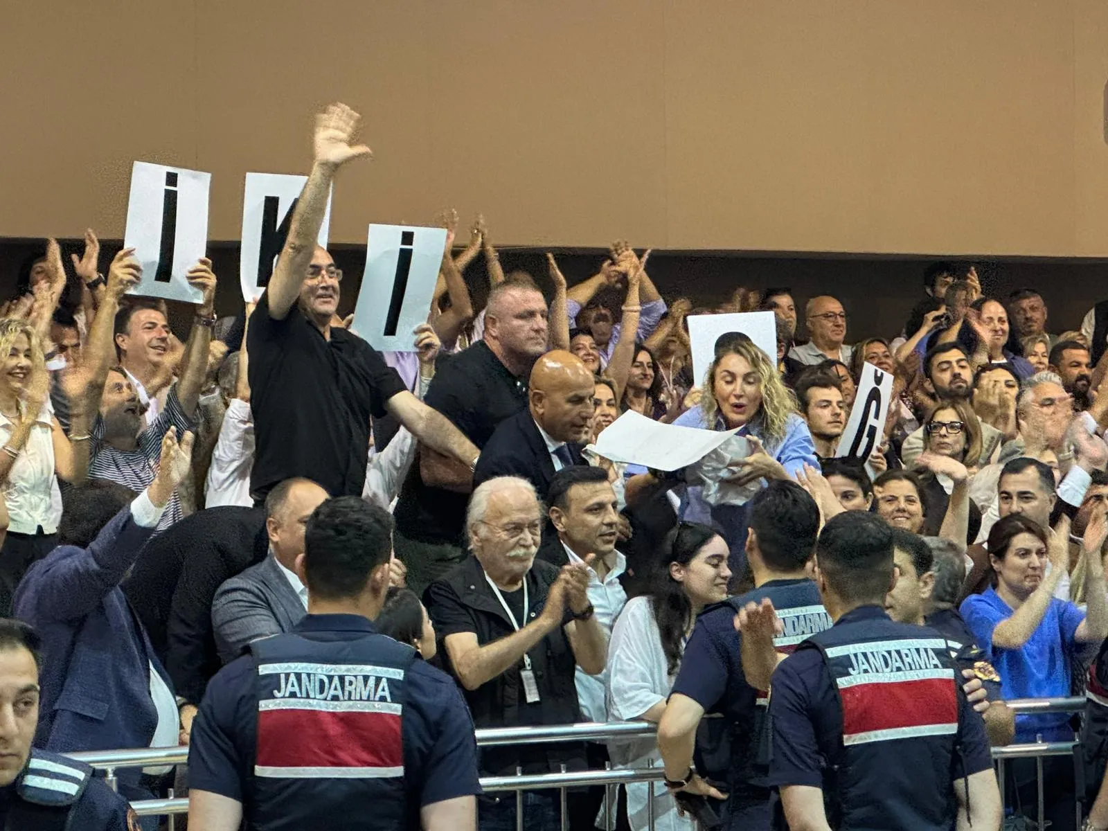 İBB davasının 44. günü | İmamoğlu’nun doğum günü kutlandı: ‘Uzatmayalım, anneme dava açarlar’