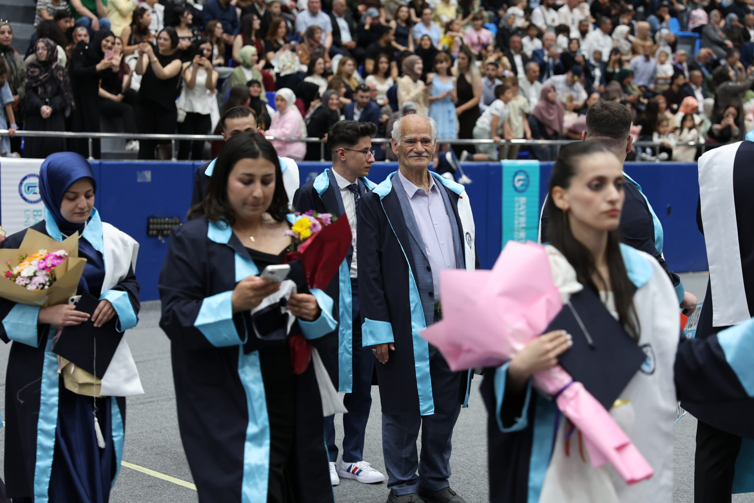 75 yaşında üniversiteden mezun oldu: Sınıf arkadaşlarıyla birlikte kep attı