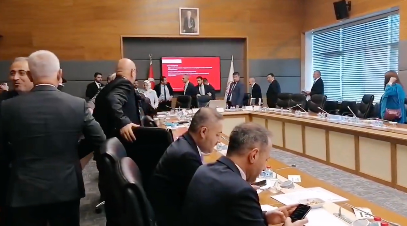 CHP, DEM Parti ve İYİ Parti komisyonu terk etti: Bu tiyatroyu devam ettirmeyeceğiz