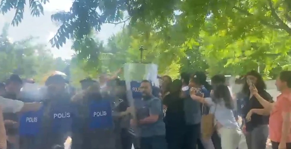 Açlık grevindeki öğretmenlere bir kez daha polis müdahalesi