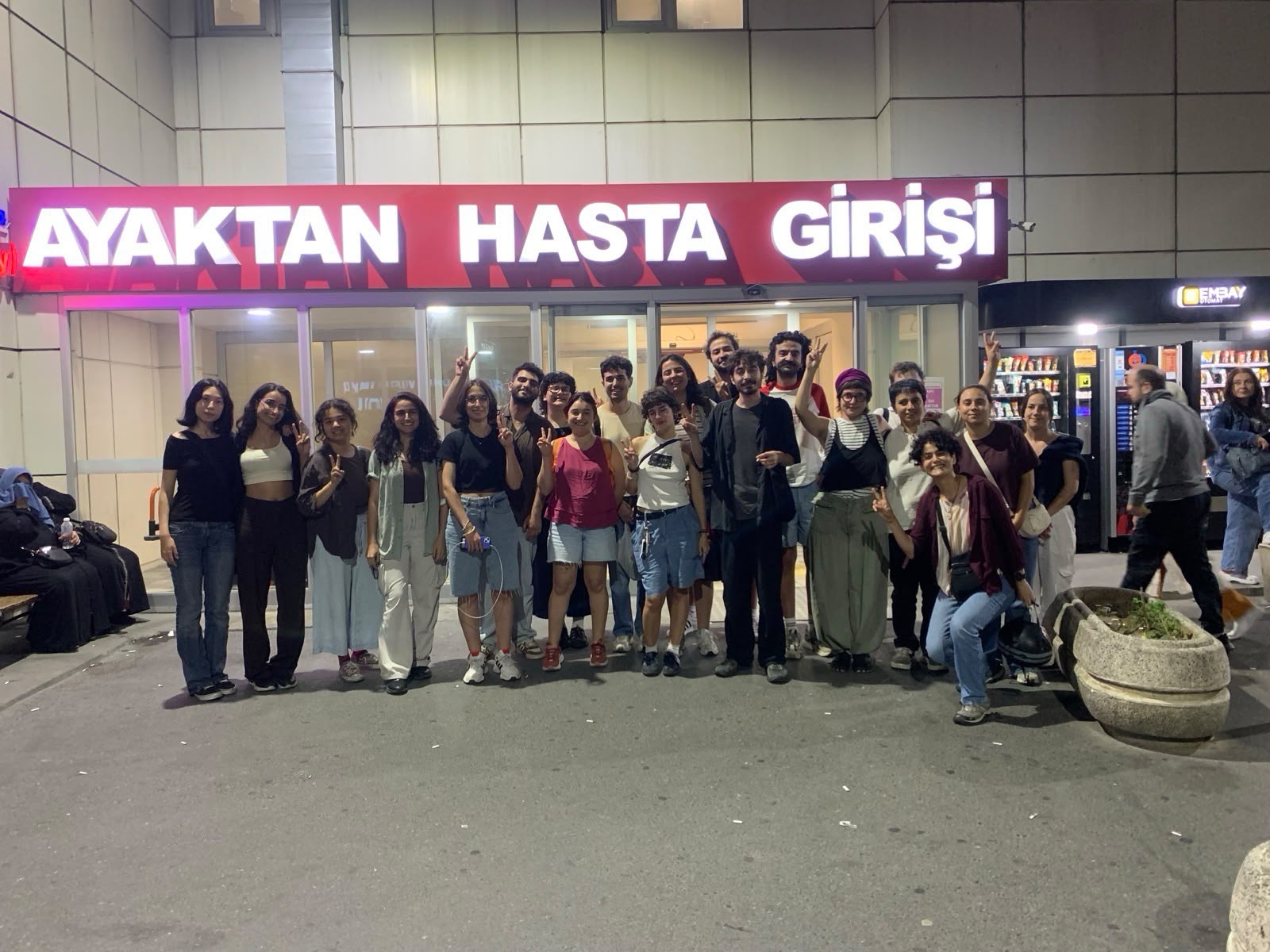 İstanbul LGBTİ+ Onur Yürüyüşü’nde gözaltına alınan 65 kişi serbest: ‘Birbirimize çıkan bir yol var’