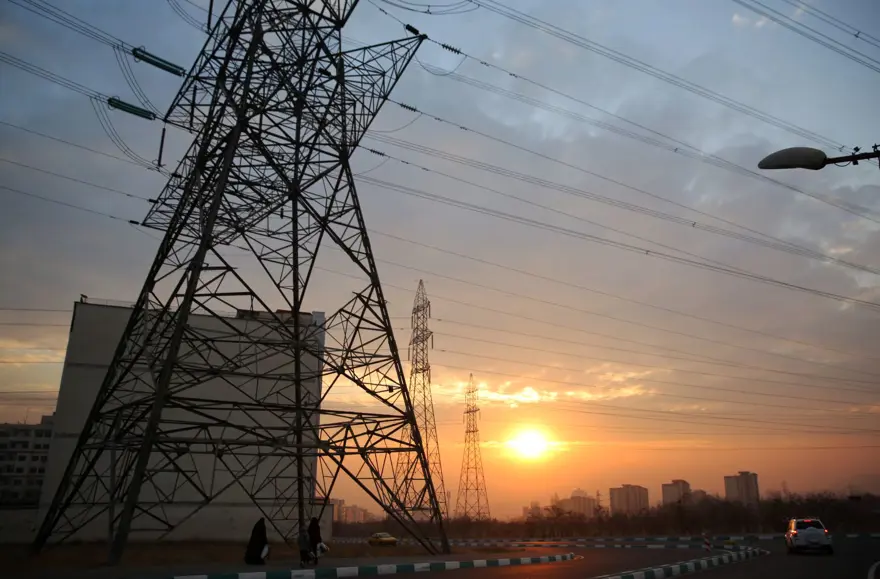 İran’da 50 derece sıcakta elektrik kesintileri yaşamı tehdit ediyor