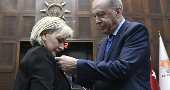 İYİ Parti’den CHP’ye şimdi de AK Parti’ye geçti: Rozetini Erdoğan taktı