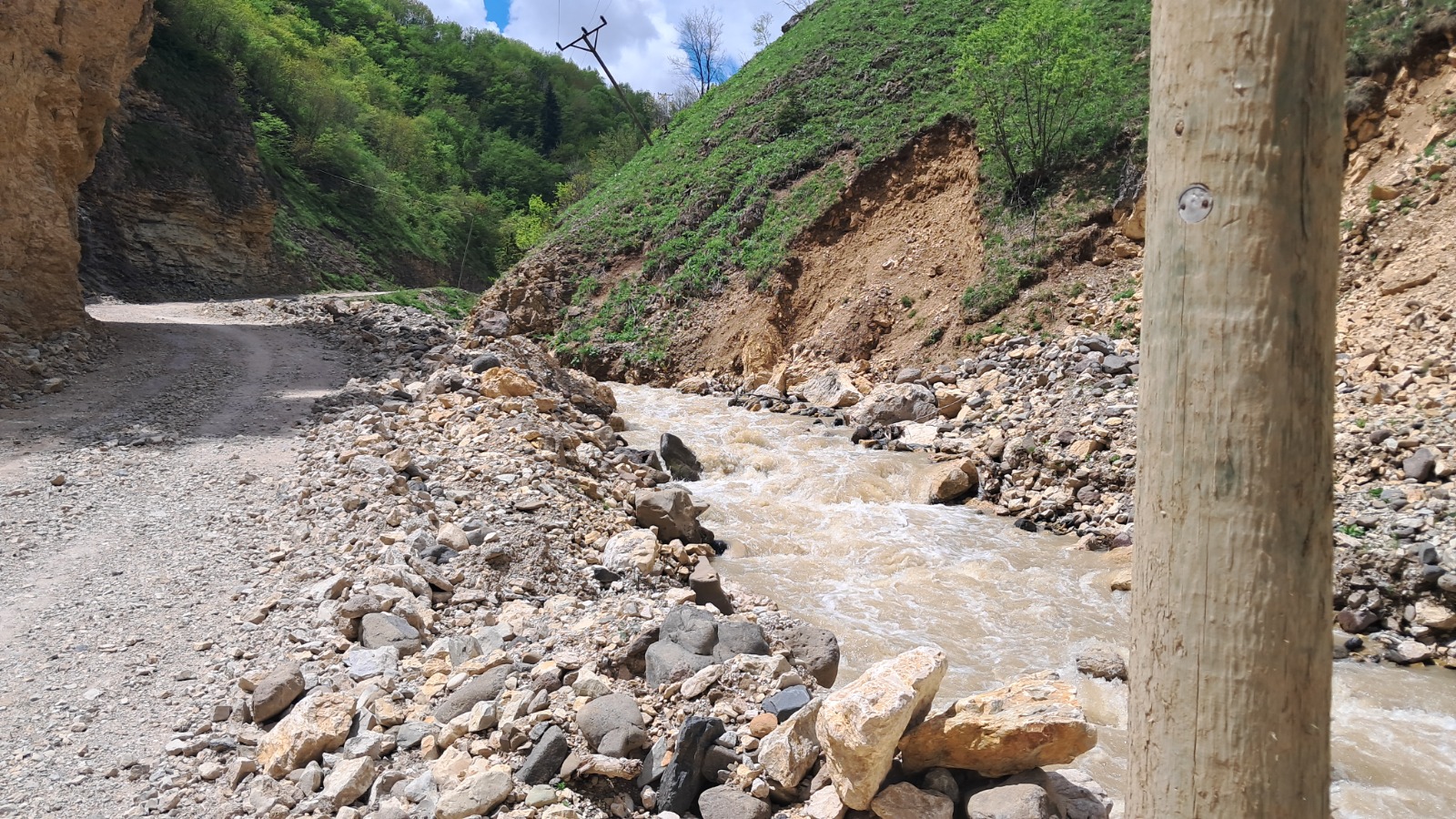 Artvin’de yol tepkisi: ‘Hangi yetkili çocuğunu bu yoldan okula gönderir?’