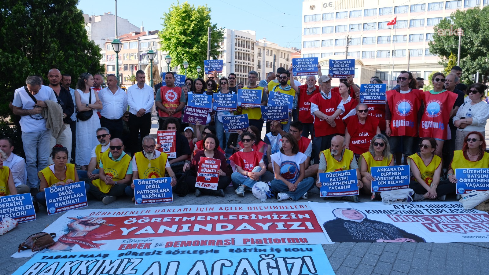 Eskişehir’de öğretmenlerden Bakan Tekin’e çağrı: ‘Sözünüzü tutun’