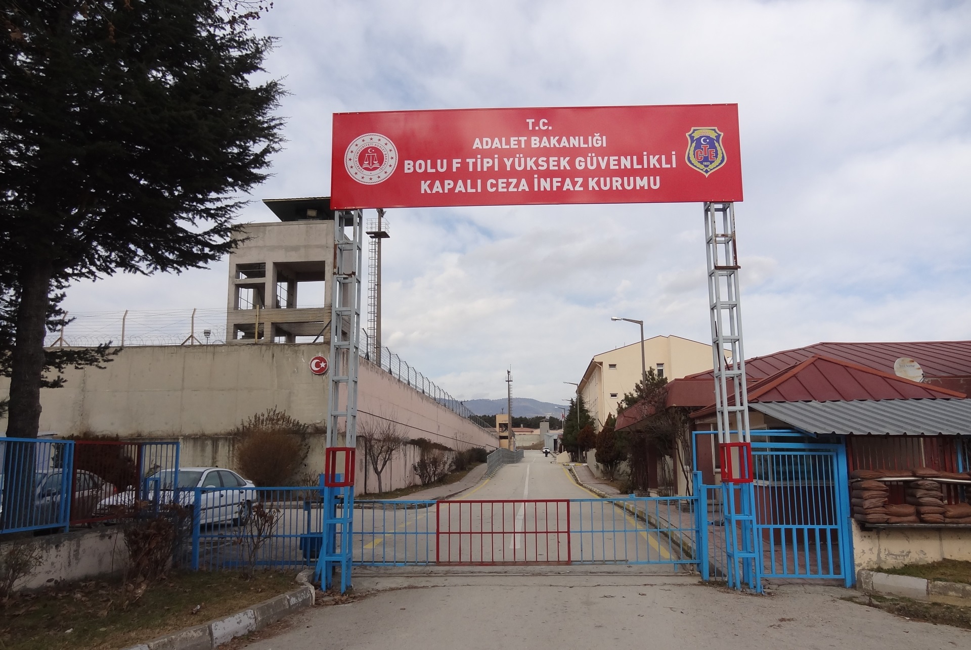 Ağrılı eklem hastası tutuklu merdivenli odada tutuluyor