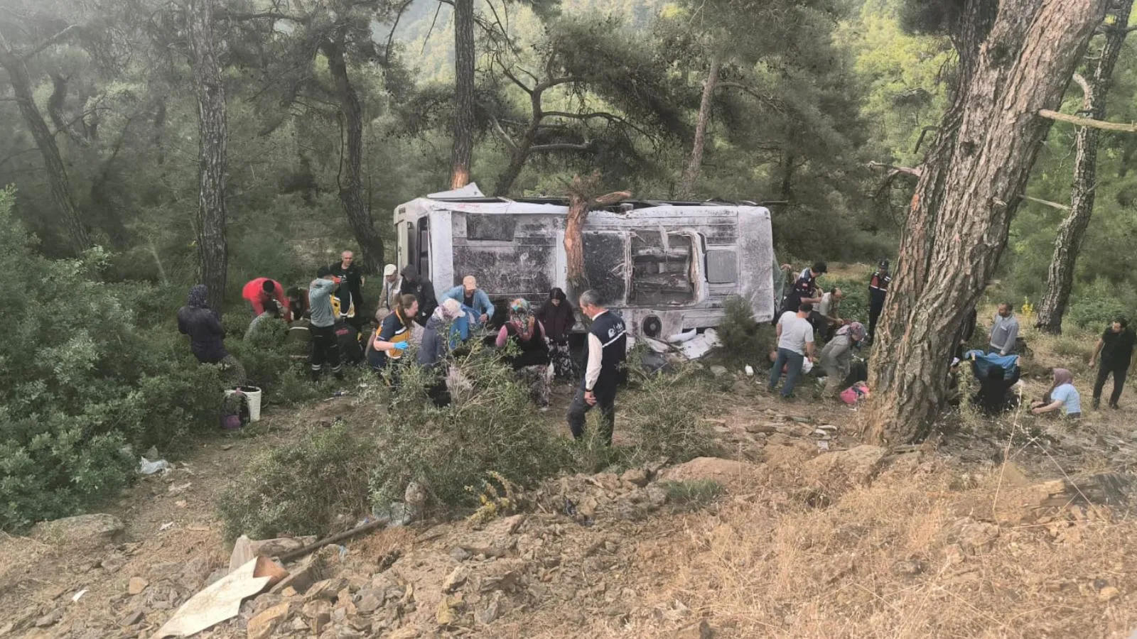 İzmir’de tarım işçilerini taşıyan servis devrildi: 22 yaralı