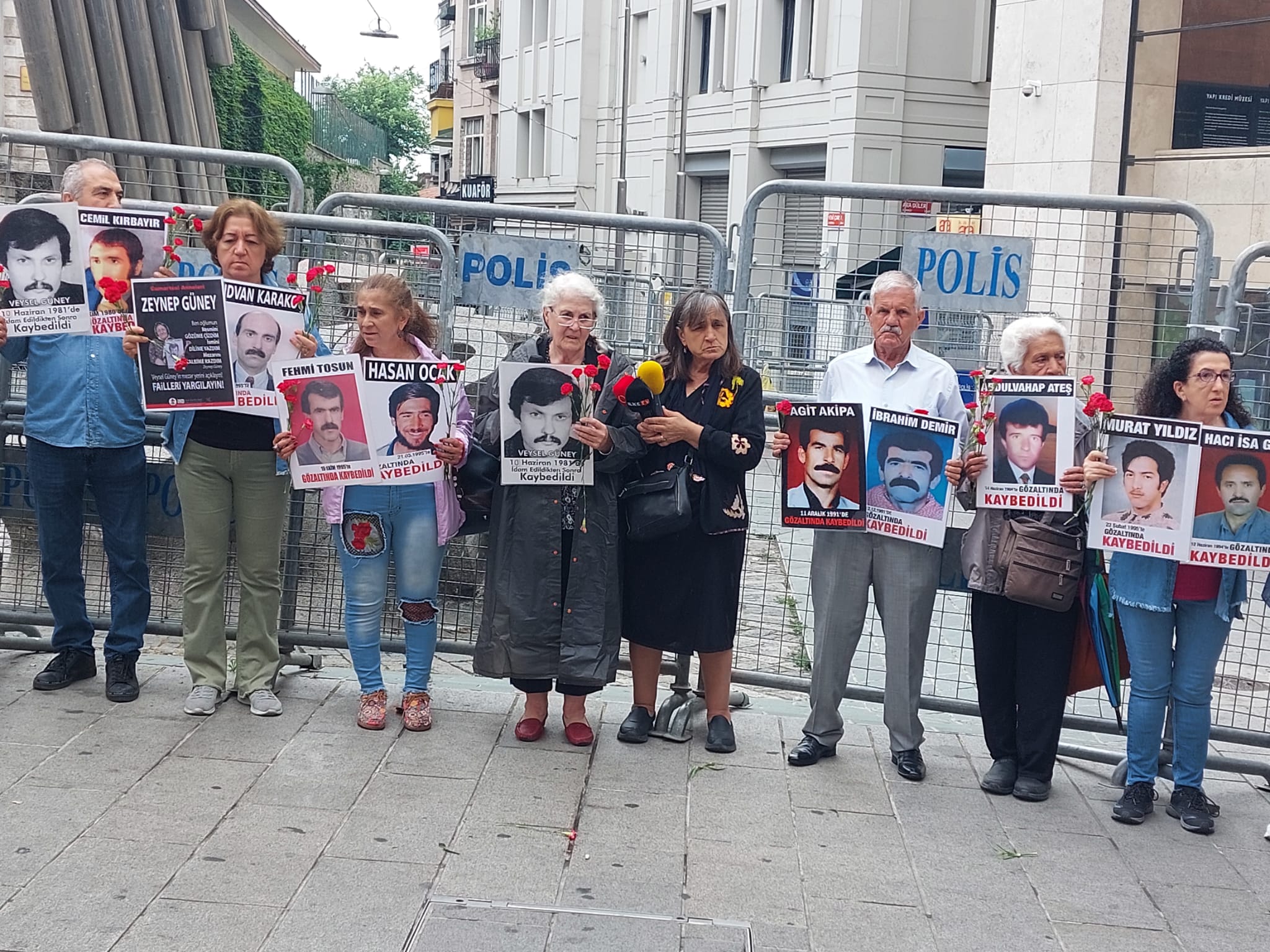 Cumartesi Anneleri 1107’nci haftada Veysel Güney’in mezar yerini sordu