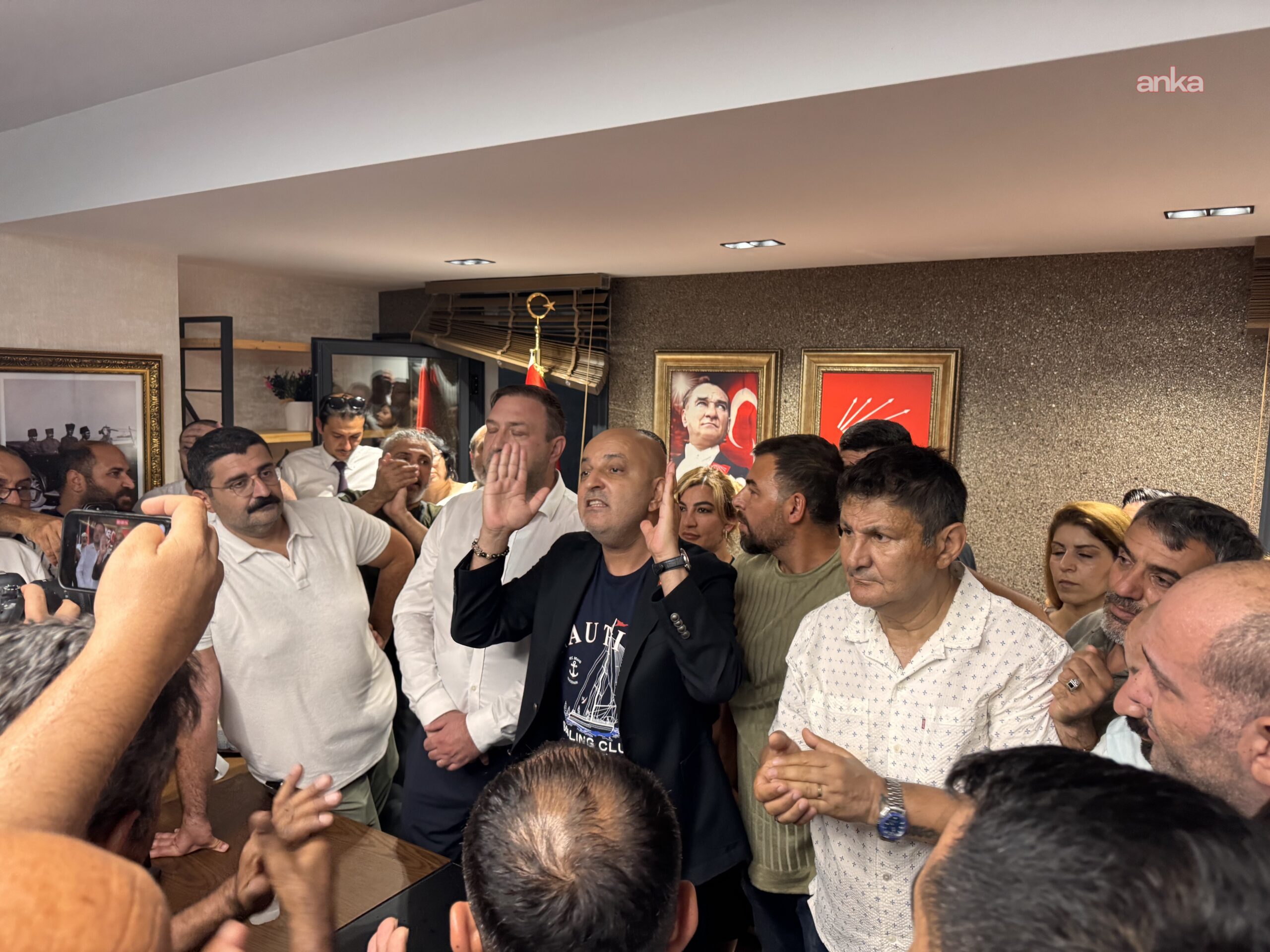 İzmir’de CHP il binasında arbede: Görev değişimi krize dönüştü