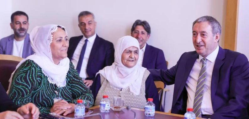DEM Parti yönetimi, Adana İl Örgütü ve Barış Anneleri ile Meclis’te buluştu
