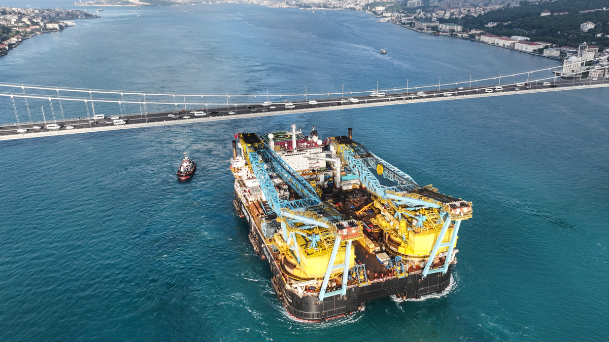 İstanbul Boğazı gemi trafiğine kapatıldı: Dev vinç gemisi geçiyor