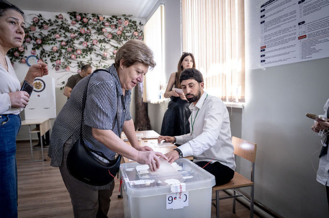 Ermenistan seçimlerinde oy verme işlemi tamamladı
