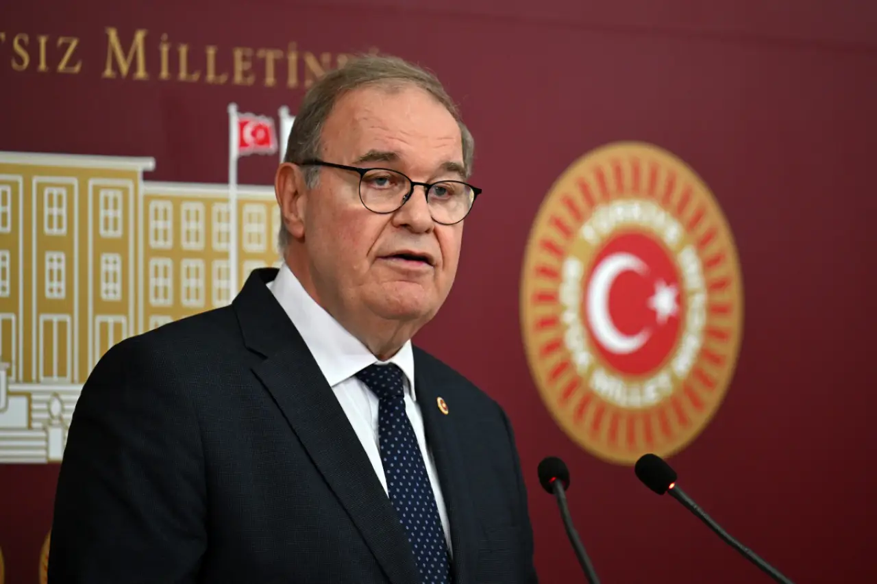 Faik Öztrak’tan Özel yönetimine sert eleştiriler: ‘Kırmızı halı serdiler, Külliye’den garantiler aldılar’