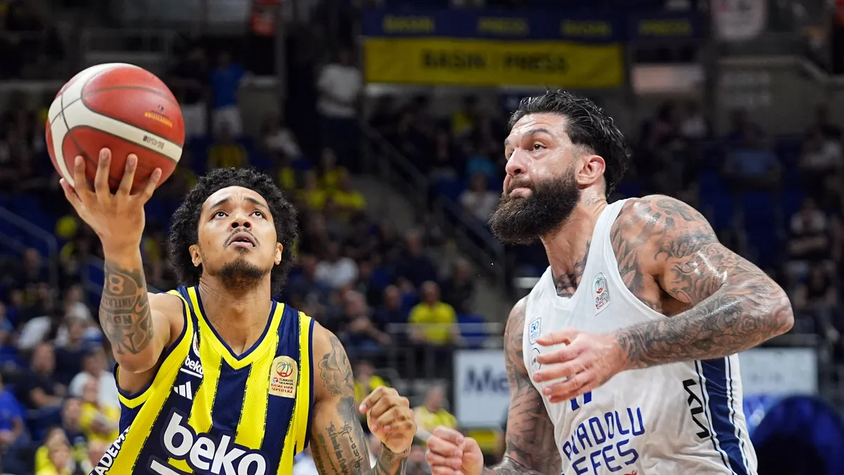 Son saniyede geri dönüş: Fenerbahçe Beko Anadolu Efes’i 60-59 mağlup etti