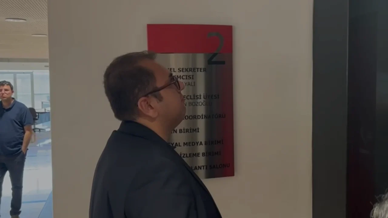 CHP Genel Merkezi’ndeki gazeteciye itham: ‘Sarı zarf alıyorsunuz’