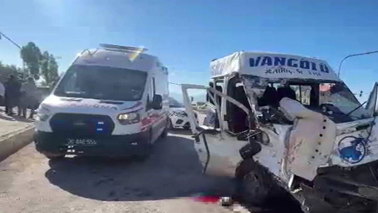 Hakkari’de minibüs ile kamyon çarpıştı: 2 ölü, 3 yaralı