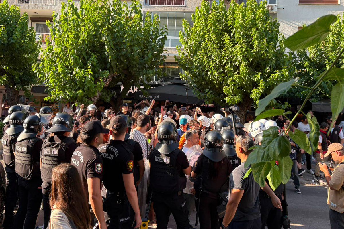 İzmir’de Onur Yürüyüşü’ne polis müdahalesi: 36 gözaltı