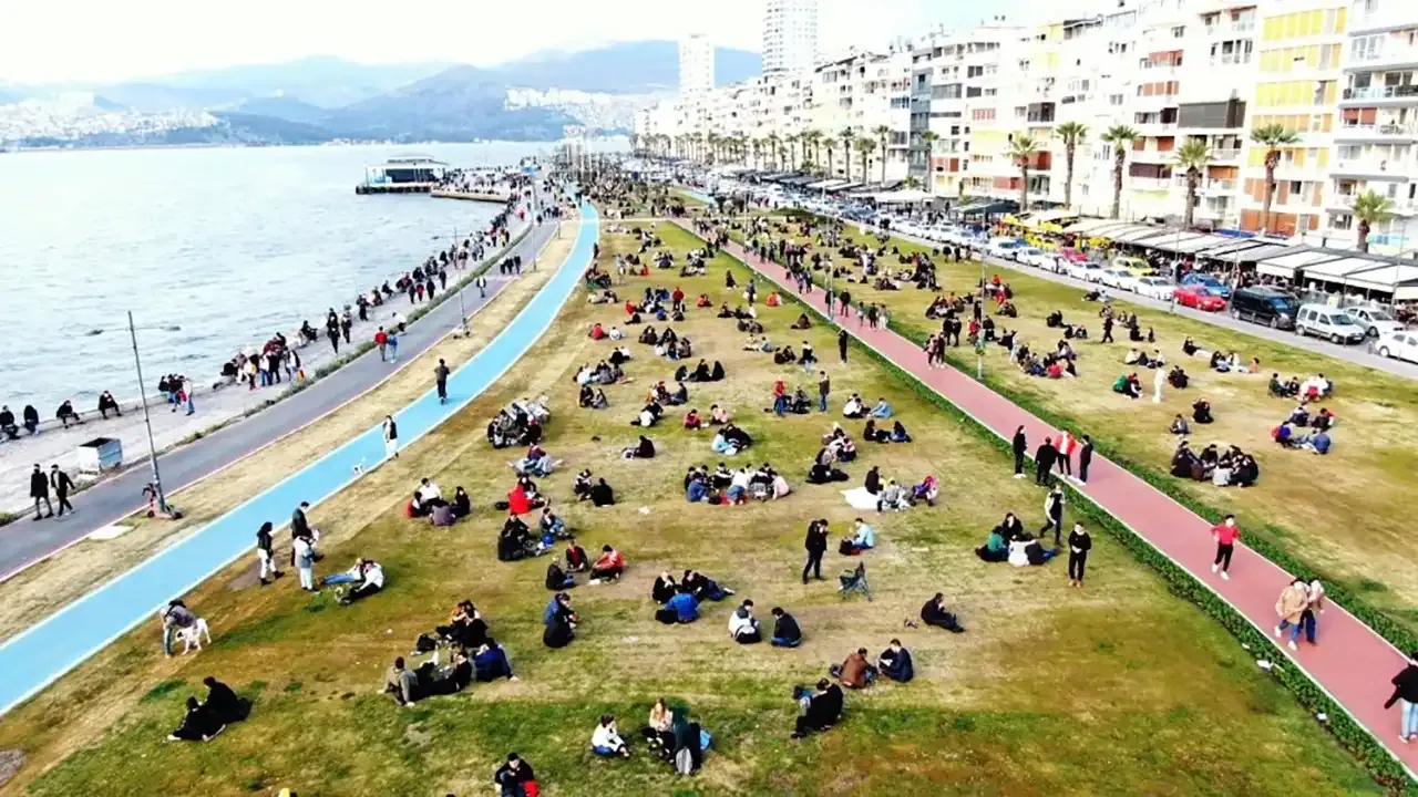 İzmir Barometresi: Her iki kişiden biri geçinemiyor, stres ve kaygı zirvede