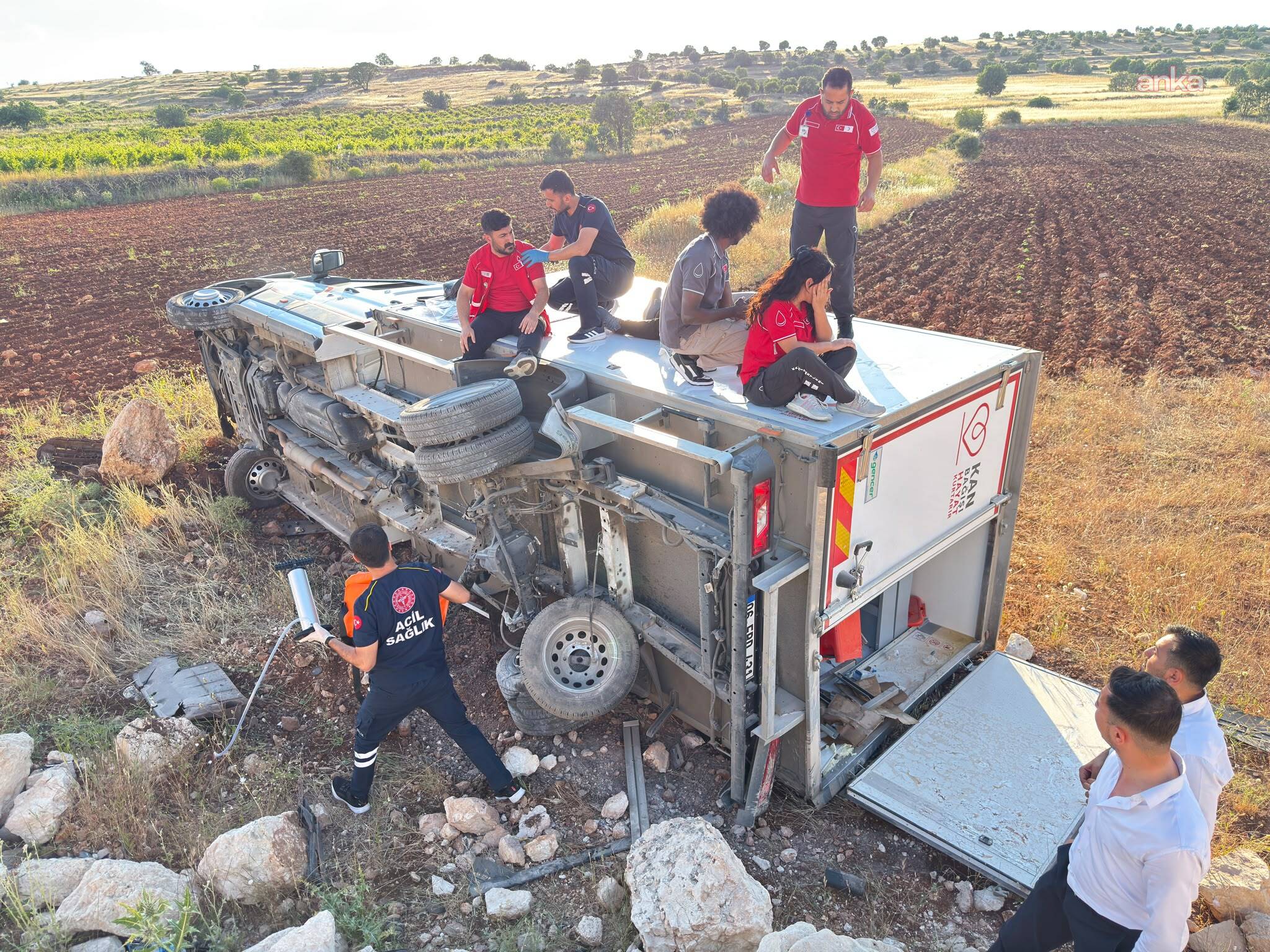 Mardin’de Kızılay’ın aracı devrildi: 1’i doktor 4 yaralı