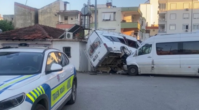 Antalya’da tarım işçilerini taşıyan 2 minibüs çarpıştı: 5 yaralı