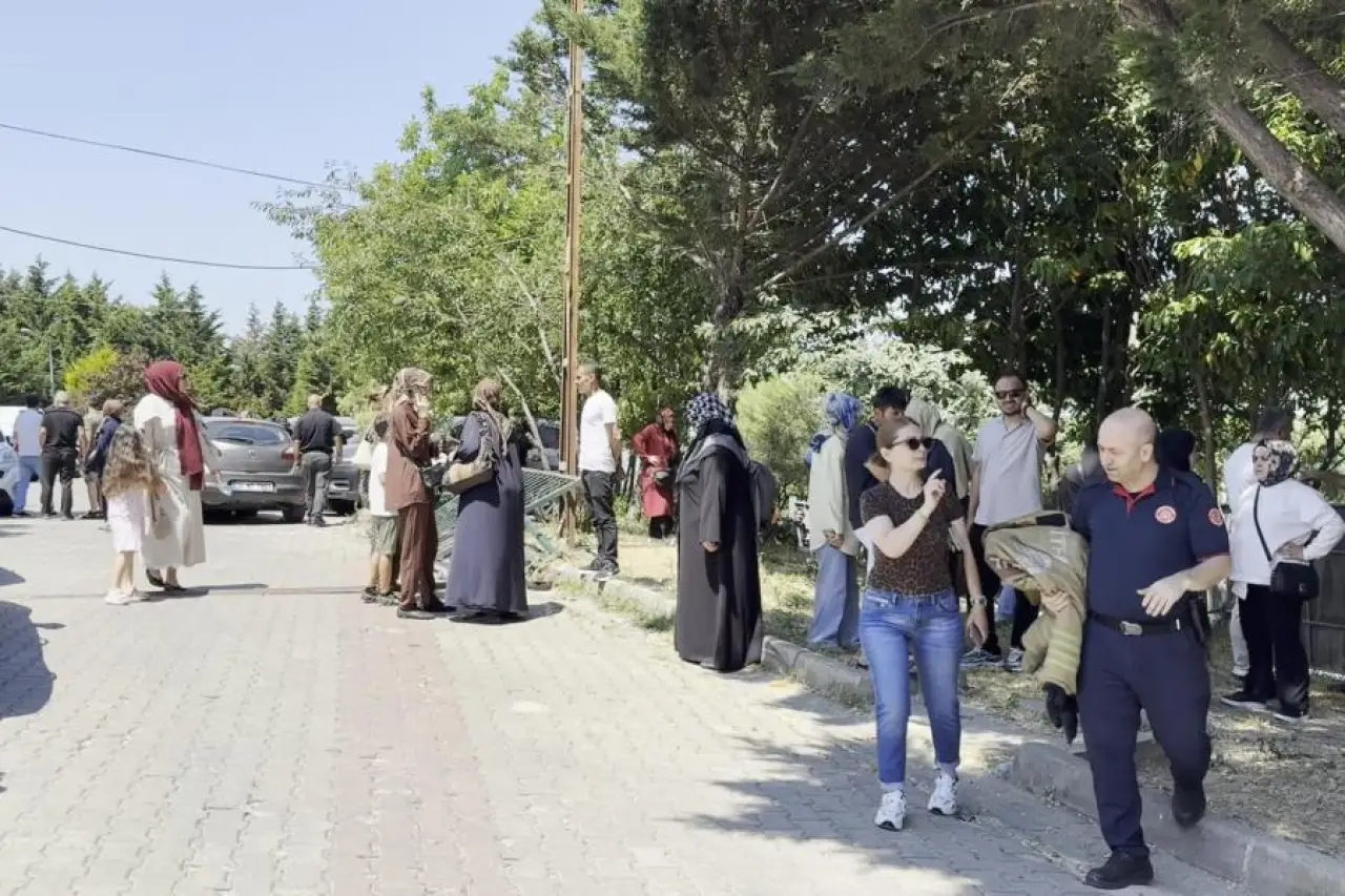 Büyükçekmece’de otomobil velilerin arasına daldı: 2’si çocuk 6 kişi yaralandı