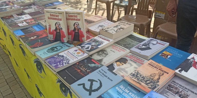 Van’da Tuşba Kitap Günleri sürüyor: Sümeyye Boz yarın Figen Yüksekdağ’ın kitaplarını imzalayacak