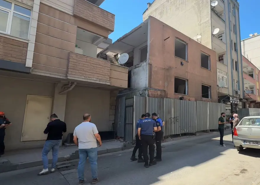 Küçükçekmece’de binada kısmi çökme: Duvarın altında kalan 3 işçiden biri hayatını kaybetti