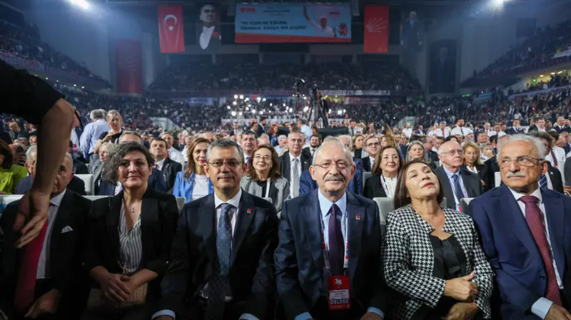 CHP’li delegelerden kurultay talebi: Toplanan imzalar Kılıçdaroğlu yönetimine teslim edildi