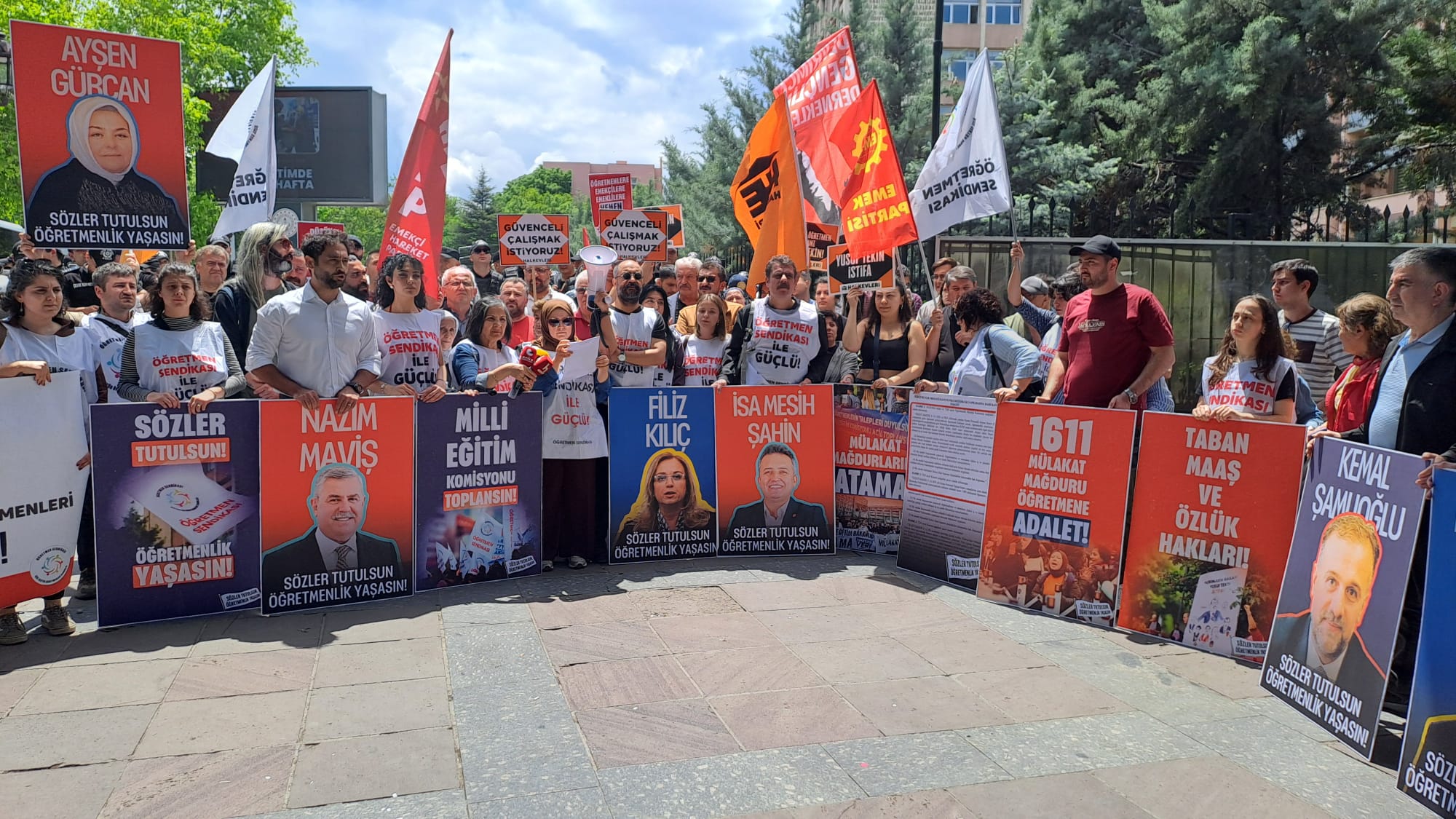 Öğretmenler MEB önündeydi: ‘Verilen sözler tutulmazsa dönmemek üzere geleceğiz’