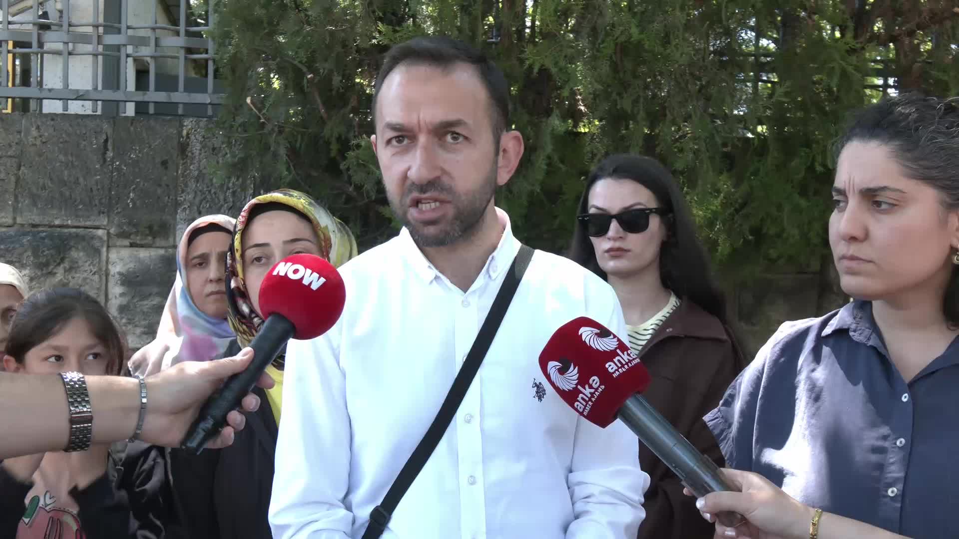 Mağdur öğretmenlerin aileleri, siyasetçilerle görüşmek üzere Meclis’te