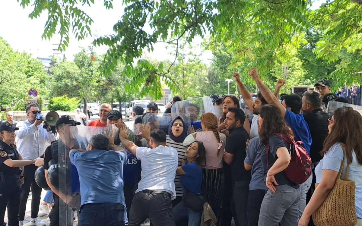 Gözaltından çıkan öğretmenler yeniden eylem alanında: Bedenimizi alsınlar, vazgeçmiyoruz