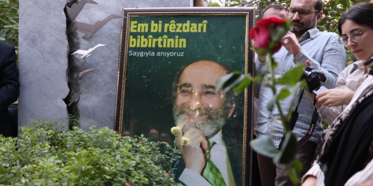 Kürt siyasetçi Orhan Doğan ölümünün 19’uncu yılında Cizre’de mezarı başında anıldı