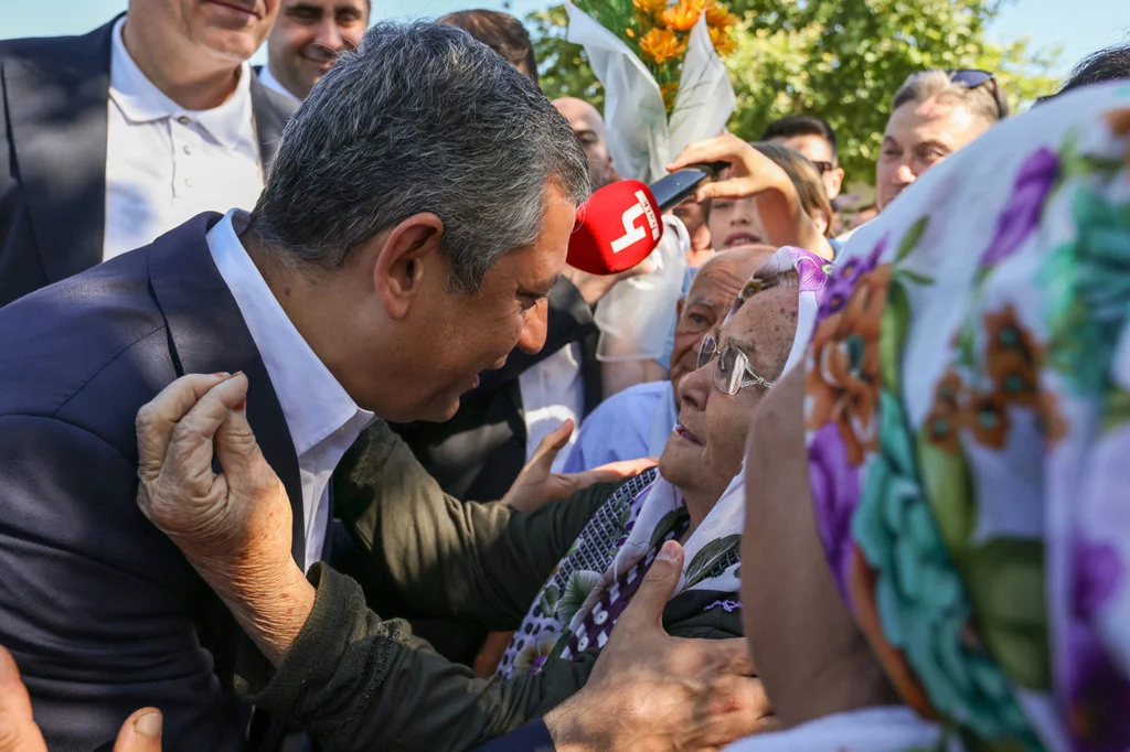 Özgür Özel İzmir’de konuştu: ‘Yeni bir yürüyüşün, iktidara yürüyen bir siyasetin içindeyiz’