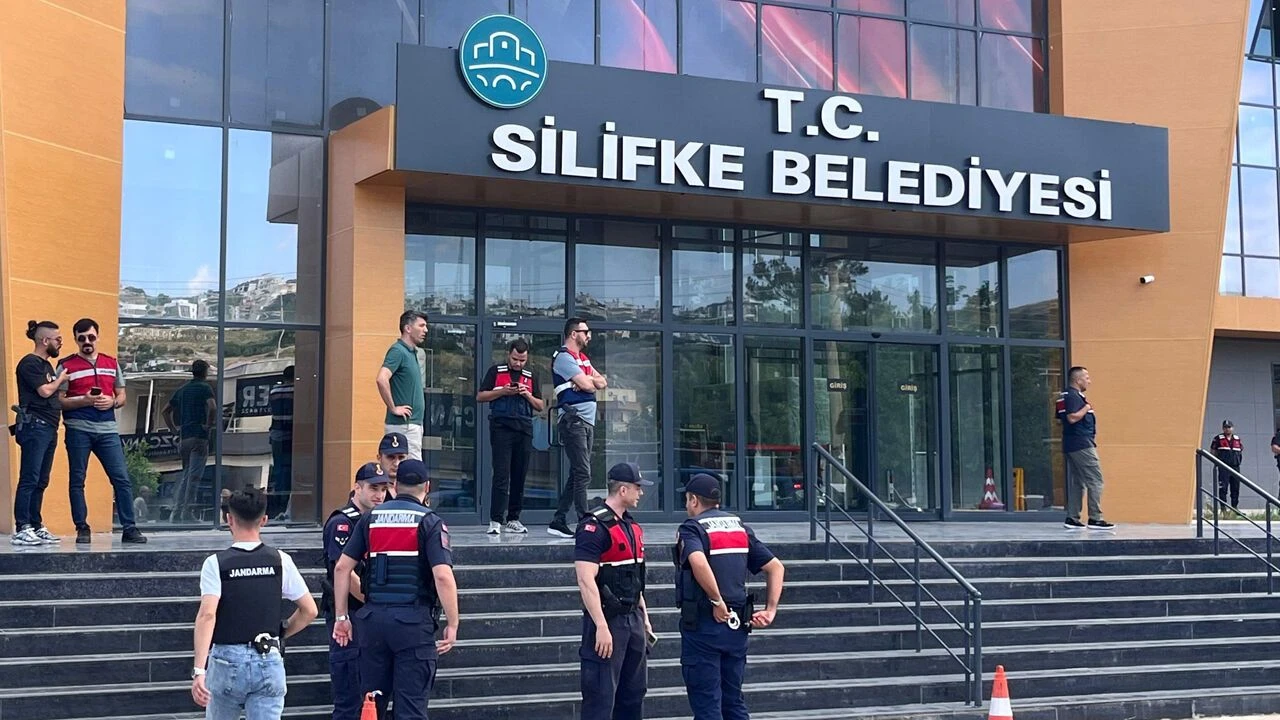Silifke ve Adalar belediyelerine operasyon: Belediye Başkanları gözaltına alındı