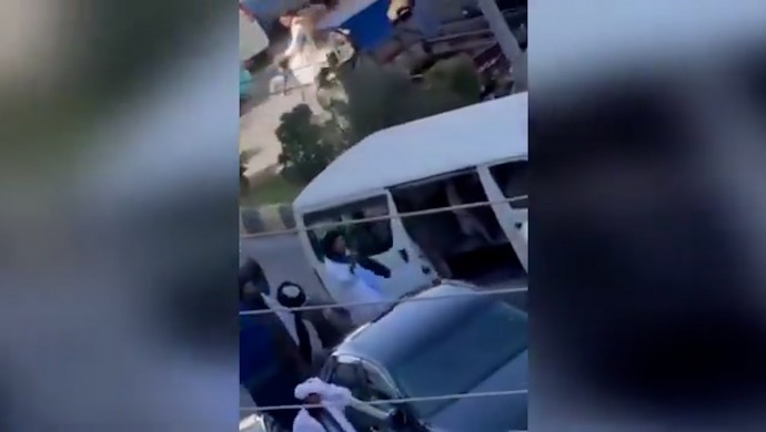 Kıyafeti bahane edip onlarca kadını gözaltına aldılar: Engellemek isteyen esnafı da alıkoydular