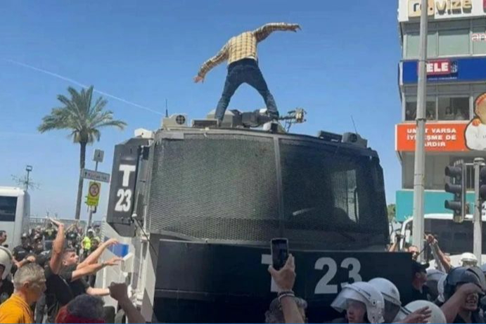 CHP mitinginde İzmir’de TOMA’nın üzerine çıkan Deniz Yolçu tahliye edildi