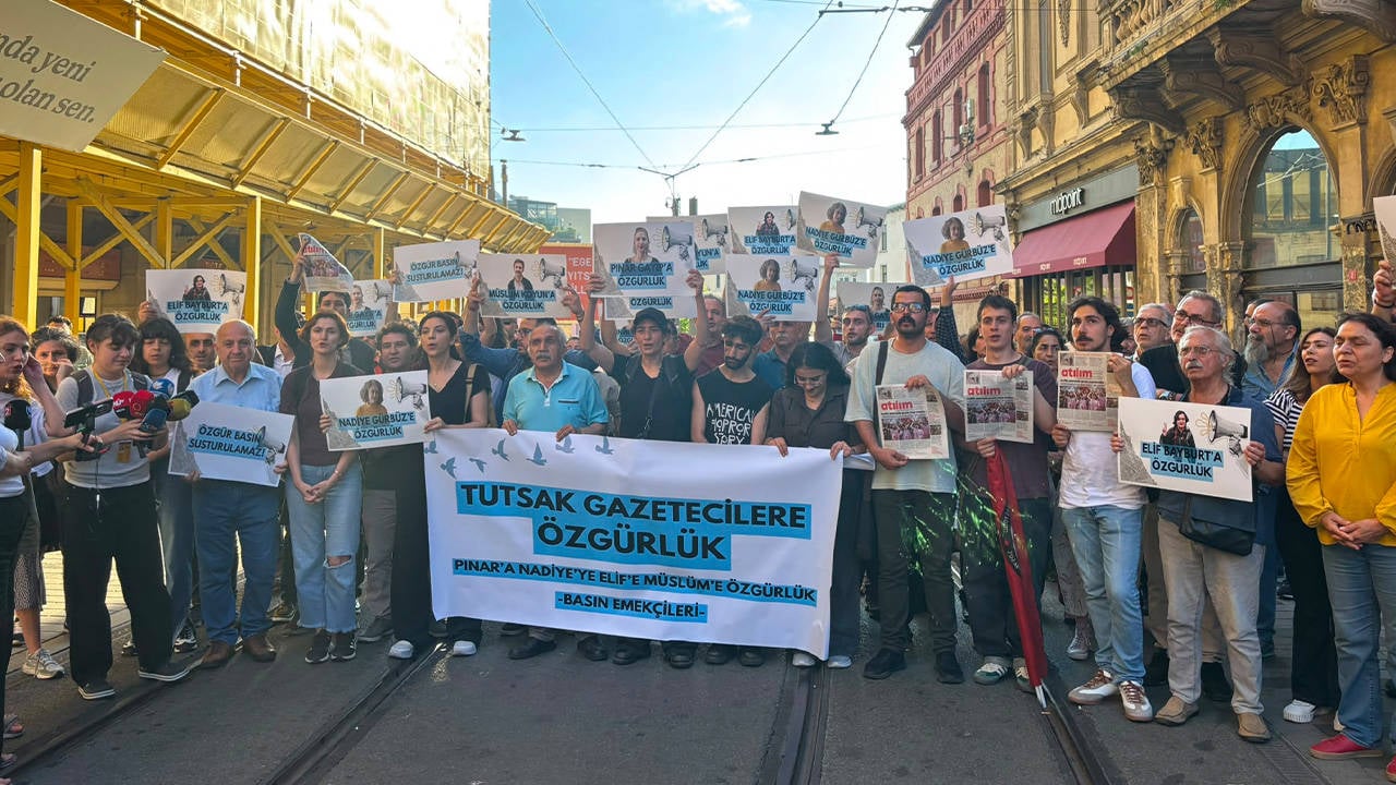 Gazetecilerden Taksim’de çağrı: ‘Tüm tutuklu gazeteciler derhal serbest bırakılsın’