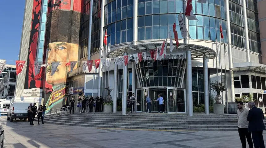 İzmit Belediyesi’ne operasyon: Belediye Başkanı gözaltına alındı