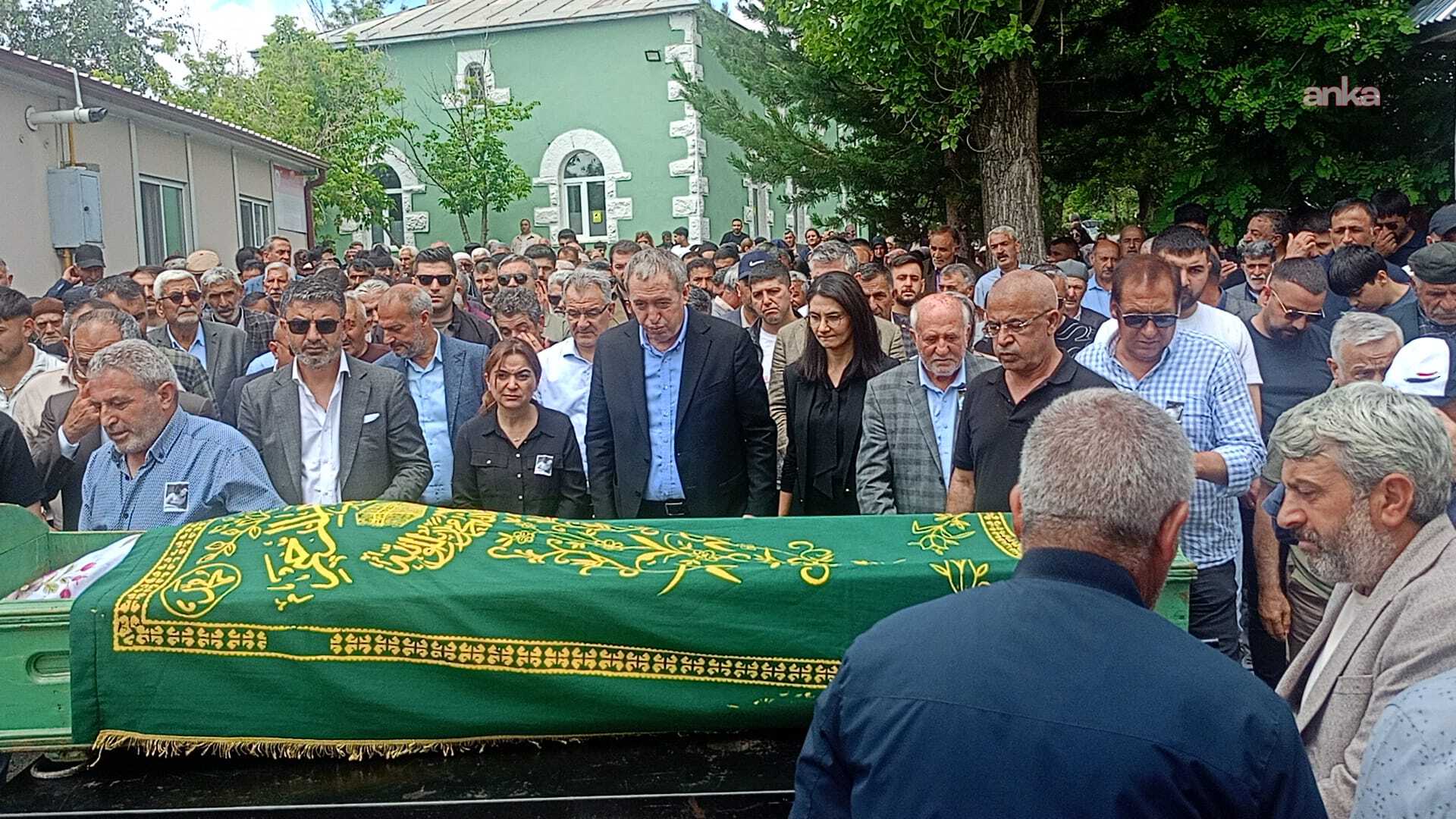 DEM Parti Eş Genel Başkanı Tuncer Bakırhan yeğeninin cenazesine katıldı