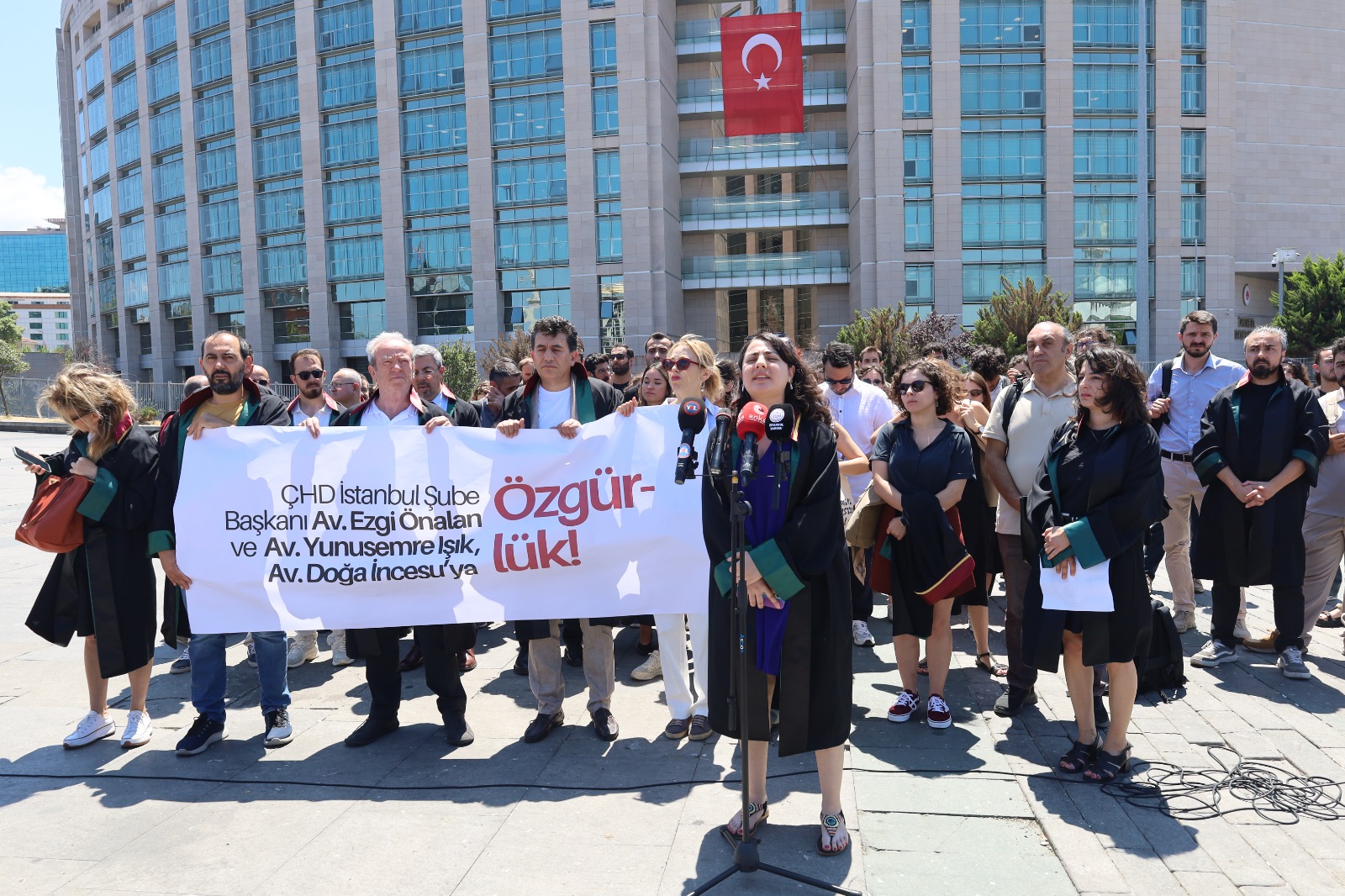 Tutuklanan avukatların soruşturmasında ücret ve görüşmeler ‘suçlama’ konusu oldu